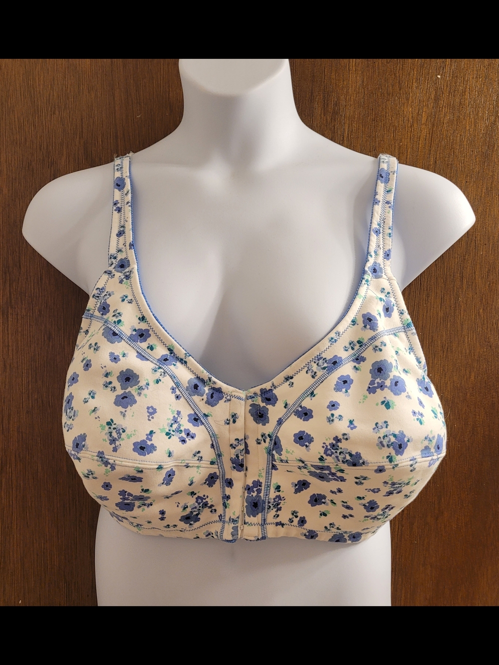 COMFORT CHOICE WHITE BRA WITH BLUE FLOWERS, Plus SIZE 52C Front Hooks Adjustable